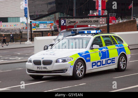 Macchina di polizia di emergenza che risponde a un incidente a Liverpool, Merseyside, Regno Unito Foto Stock