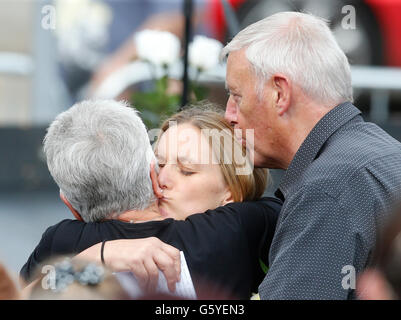 Kim Leadbeater (centro), la sorella di Jo Cox e i suoi genitori Jean e Gordon Leadbeater partecipare a un raduno in Batley, West Yorkshire, per celebrare la cosa sarebbe stato il lavoro MP il 42o compleanno. Foto Stock