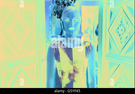 Il demone al neon è una imminente 2016 Giallo-American thriller horror film diretto da Nicolas Winding Refn e co-scritto da Maria leggi e Refn e interpretato da Elle Fanning. Questa fotografia è per il solo uso editoriale ed è il copyright del film company e/o il fotografo assegnato dal film o società di produzione e può essere riprodotto solo da pubblicazioni in congiunzione con la promozione del film di cui sopra. Un credito per il film company è richiesto. Il fotografo deve anche essere accreditato quando noto. Foto Stock