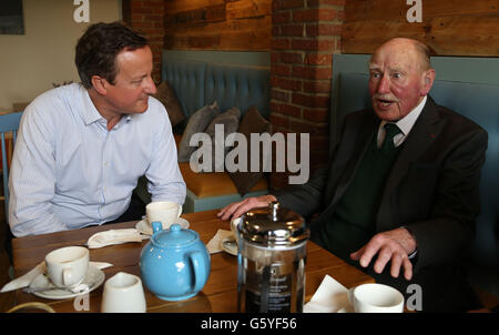 Il Primo Ministro David Cameron ascolta come egli incontra con ex British Royal Marine Commando E-D giorno veterano Patrick Churchill, presso il Millets Farm Centre Cafe a Abingdon in vista del referendum dell'UE di domani. Foto Stock