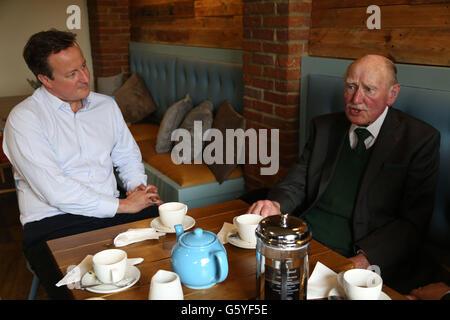 Il Primo Ministro David Cameron ascolta come egli incontra con ex British Royal Marine Commando E-D giorno veterano Patrick Churchill, presso il Millets Farm Centre Cafe a Abingdon in vista del referendum dell'UE di domani. Foto Stock