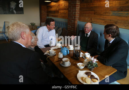 Il Primo Ministro David Cameron ascolta come egli incontra con ex British Royal Marine Commando E-D giorno veterano Patrick Churchill, presso il Millets Farm Centre Cafe a Abingdon in vista del referendum dell'UE di domani. Foto Stock