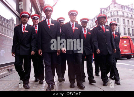 Gli operai di strada, che lavoreranno in collaborazione con la polizia metropolitana, agendo come occhi e orecchie, si pongono nelle loro berrette rosse e uniformi. * la loro cerchiatura coprirà il quartiere commerciale di Oxford Street, Regent Street e Bond Street. Venticinque berretti rossi completamente addestrati scendono in piazza per la prima volta. Foto Stock