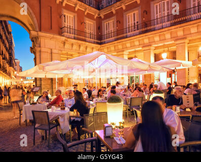 La Plaza Mayor di notte a Madrid Foto Stock