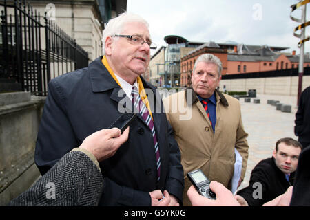 I membri della famiglia Omagh Michael Gallagher (a sinistra), che hanno perso il figlio Aidan, Stanley McComb, che ha perso sua moglie Ann, nell'attentato dinamitardo di Omagh, si trova fuori dalla High Court di Belfast, dove Colm Murphy e Seamus Daly sono stati trovati responsabili dell'attentato di Omagh a seguito di un'azione civile di primo piano intrapresa dai parenti di alcune delle vittime. Foto Stock