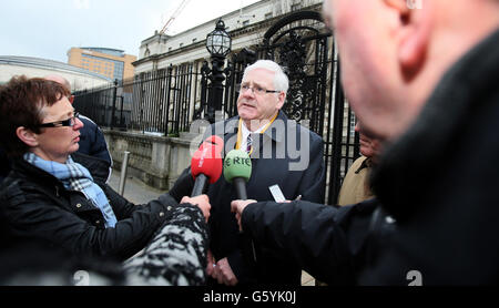 Michael Gallagher, membro della famiglia Omagh, che ha perso il figlio Aidan nell'attentato dinamitardo di Omagh, si trova fuori dalla High Court di Belfast, dove Colm Murphy e Seamus Daly sono stati trovati responsabili del bombardamento di Omagh a seguito di una storica azione civile intrapresa dai parenti di alcune delle vittime. Foto Stock