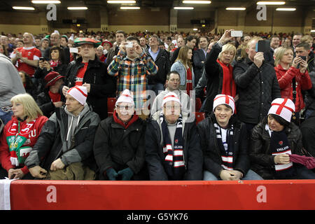 Rugby Union - RBS 6 Nations Championship 2013 - Galles / Inghilterra - Millennium Stadium. Gli appassionati d'Inghilterra si immergeranno nell'atmosfera del Millennium Stadium Foto Stock