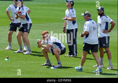 Johnny Bairstow (centro) in Inghilterra si allena durante la sessione di reti all'Eden Park, Auckland, Nuova Zelanda. Foto Stock