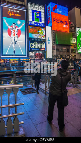 OSAKA, Giappone - 15 Novembre 2014: Glico uomo insegna al neon nel quartiere Dotonbori, Osaka Foto Stock