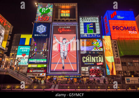 OSAKA, Giappone - 15 Novembre 2014: Glico uomo insegna al neon nel quartiere Dotonbori, Osaka Foto Stock