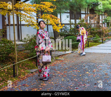 KYOTO, Giappone - Novembre, 18, 2014: Due ragazze giapponesi in kimono tradizionali, momiji stagione in Kyoto Foto Stock