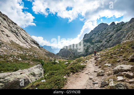 Giovane uomo escursionismo su un sentiero attraverso il Golo Parco Naturale della Valle di Corsica, Parc naturel régional de Corse, Corsica, Francia Foto Stock