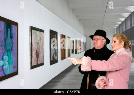 I visitatori di galleria d'arte, Carlsbad, Repubblica Ceca, Europa Foto Stock