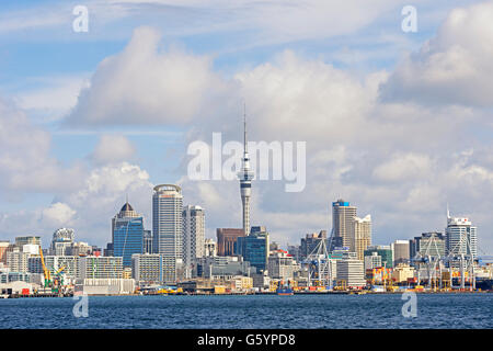 Skyline con skyscrappers e Sky Tower di Auckland, Isola del nord, Nuova Zelanda Foto Stock