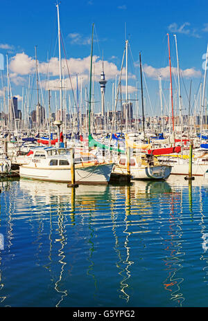 Skyline e yachts a westhaven marina di Auckland, Isola del nord, Nuova Zelanda Foto Stock