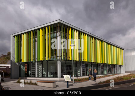 Royal Holloway University Moore edificio mostrando esterno colorato louvres, Egham Surrey, Inghilterra, Regno Unito, Europa Foto Stock
