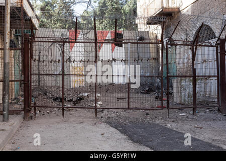 Hebron Città Vecchia. I palestinesi sono stati rimossi dalle loro case e la città vecchia è occupata da coloni ebrei protetti da IDF. Foto Stock