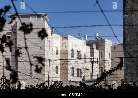 Hebron Città Vecchia. I palestinesi sono stati rimossi dalle loro case e la città vecchia è occupata da coloni ebrei protetti da IDF. Foto Stock