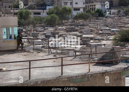 Hebron Città Vecchia. I palestinesi sono stati rimossi dalle loro case e la città vecchia è occupata da coloni ebrei protetti da IDF. Foto Stock