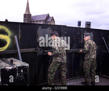 I soldati britannici si spostano in barriere di sicurezza alla chiesa di Drumcree a Portadown, Co Armagh. Migliaia di lealisti si aspettano di convergere su Portadown, dove la parata amaramente contesa dell'ordine arancione è stata bandita dalla Catholic Gargaghy Road. Foto Stock