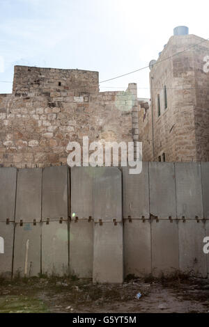 Hebron Città Vecchia. I palestinesi sono stati rimossi dalle loro case e la città vecchia è occupata da coloni ebrei protetti da IDF. Foto Stock