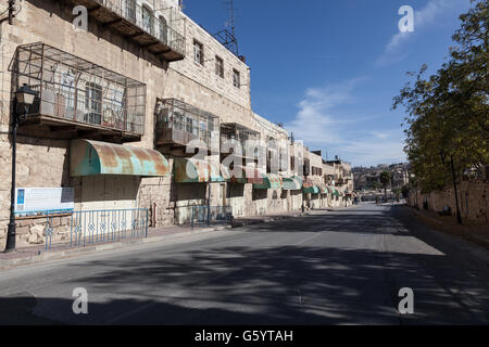 Hebron Città Vecchia. I palestinesi sono stati rimossi dalle loro case e la città vecchia è occupata da coloni ebrei protetti da IDF. Foto Stock