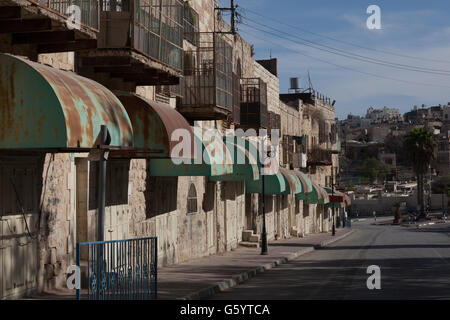 Hebron Città Vecchia. I palestinesi sono stati rimossi dalle loro case e la città vecchia è occupata da coloni ebrei protetti da IDF. Foto Stock