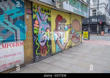 Wall Art su le serrande di un negozio di Manchester Foto Stock