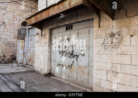 Hebron Città Vecchia. I palestinesi sono stati rimossi dalle loro case e la città vecchia è occupata da coloni ebrei protetti da IDF. Foto Stock