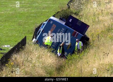 Personale dei servizi di emergenza sul luogo dell'incidente sull'autostrada M4 vicino a Reading, Berkshire, dove almeno 31 persone sono rimaste ferite quando il loro pullman è stato rovesciato dopo la collisione con un'auto. Foto Stock