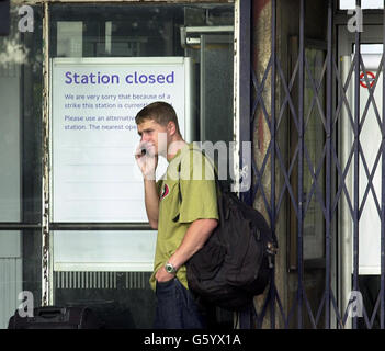 Un pendolari arriva alla stazione di Boston Manor nella parte ovest di Londra per trovarlo chiuso come autisti, personale della stazione e segnalatori sul palco della metropolitana di Londra, una passeggiata di 24 ore in una fila sopra la sicurezza della metropolitana. * i tre milioni di persone che normalmente usano la metropolitana ogni giorno si aspettavano di passare ad altre forme di trasporto per arrivare al lavoro. I leader dell'Unione hanno affermato che il progetto di partenariato pubblico privato della metropolitana potrebbe mettere a rischio la vita del personale e dei passeggeri. Foto Stock