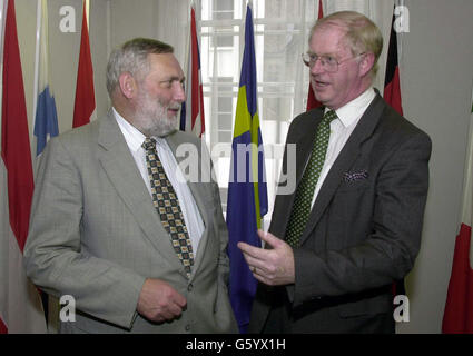 Franz Fischler (sinistra) il Commissario europeo per l'agricoltura, parla con ben Gill, presidente dell'Unione nazionale degli agricoltori, del mancato abolizione da parte della Francia del divieto di vendita della carne bovina britannica in occasione di una riunione a Westminster. Foto Stock