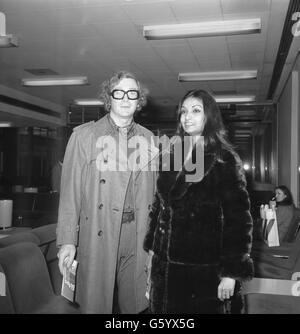 L'attore Michael Caine, 39 anni, e l'ex regina di bellezza guyanese Shakira Baksh, 25 anni, che si sono sposati a Las Vegas la scorsa notte. La foto è stata scattata all'aeroporto di Heathrow poco prima che la coppia partiva per l'America. Foto Stock