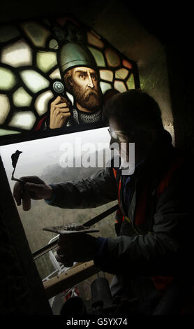 James Innes riporta a casa sua una vetrata raffigurante William Wallace al Wallace Monument di Stirling, dopo un lavoro accurato per ripristinare le finestre secolari. Foto Stock