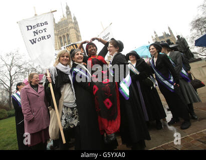 (Centro da sinistra a destra) CARE Ambasciatore della campagna internazionale Linda Barker, Helen Pankhurst (la nipote dell'suffragetta Sylvia Pankhurst e la grande-grandaughter di Emmeline Pankhurst), l'attivista somalo per i diritti delle donne Zenab Abdi e Laura Pankhurst (figlia di Helen) durante una fotocellula per celebrare la Giornata internazionale delle donne, a Victoria Tower Gardens nel centro di Londra. Foto Stock