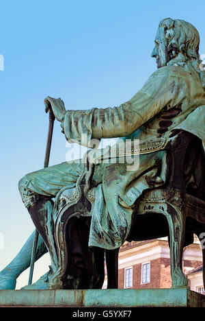 Copenhagen, Danimarca, Royal Danish Theatre: Statua di Ludwig barone di Holberg (1684-1754) Foto Stock