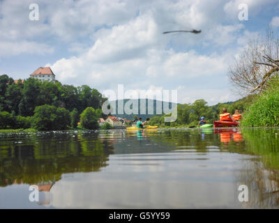 Fiume Regen, Stefling Castello, rematori, dragonfly, Nittenau, in Germania, in Baviera, Baviera, Oberpfalz, Palatinato superiore Foto Stock