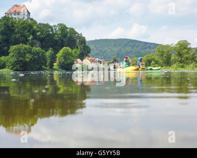 Fiume Regen, Stefling Castello, rematori, Nittenau, in Germania, in Baviera, Baviera, Oberpfalz, Palatinato superiore Foto Stock