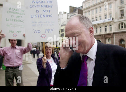 Il sindaco di Londra Ken Livingstone passa i tifosi quando arriva all'High Court nel centro di Londra nella battaglia contro la proposta del governo di "Public-Private Partnership" (PPP) per la metropolitana di Londra. Foto Stock