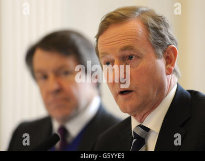 Taoiseach Enda Kenny (a destra) guardato dal Sindaco Lord di Londra Alderman Roger Gifford (a sinistra), si rivolge a un evento commerciale tenuto alla Mansion House nella città di Londra, dove ha esortato la Gran Bretagna a rimanere all'interno dell'Unione europea. Foto Stock