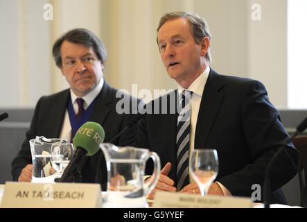 Taoiseach Enda Kenny (a destra) guardato dal Sindaco Lord di Londra Alderman Roger Gifford (a sinistra), si rivolge a un evento commerciale tenuto alla Mansion House nella città di Londra, dove ha esortato la Gran Bretagna a rimanere all'interno dell'Unione europea. Foto Stock