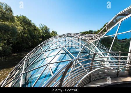 Graz, Austria - 18 Giugno 2016: Vetro e rubare i dettagli di Isola Mur, l'artificiale piattaforma galleggiante nel mezzo del Mur r Foto Stock