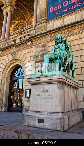 Copenhagen, Danimarca, Royal Danish Theatre: Statua di Ludwig barone di Holberg (1684-1754) Foto Stock