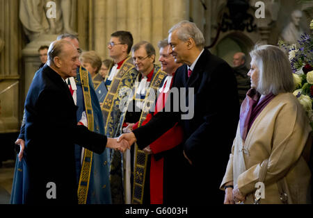 Il duca di Edimburgo (a sinistra), marito della regina Elisabetta II, scuote la mano con il segretario generale del Commonwealth Kamalesh Sharma, dall'India, quando arriva per l'osservanza del Commonwealth Day all'Abbazia di Westminster a Londra. Foto Stock