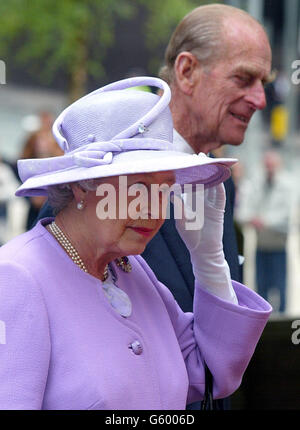 Sua Maestà la Regina tiene il cappello durante la sua visita a Exchange Square a Manchester, con il Duca di Edimburgo. Foto Stock