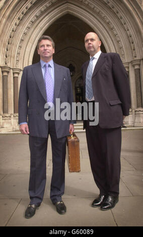 Keith Harris (a sinistra), presidente della Football League e direttore generale della Football League David Burns arrivano alla High Court di Londra A UN giudice di High Court è stato chiesto oggi di pronunciarsi sulla 178.5 milioni di rivendicazioni della Football League sul crollo di ITV Digital. * la Lega sostiene che i proprietari del canale televisivo, Carlton Communications e Granada Media, sono responsabili per il denaro ancora dovuto ai club della Nationwide League in base a un contratto di trasmissione. Ma Carlton e Granada sostengono che non è mai stato fatto alcun accordo sulle garanzie delle società madri. Foto Stock