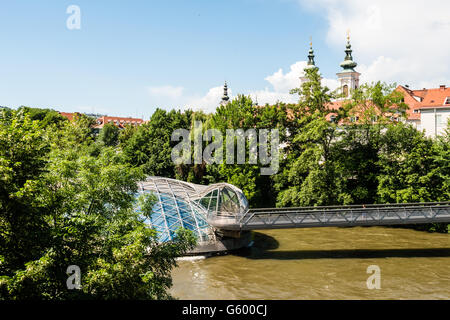 Graz, Austria - 18 Giugno 2016: persona sconosciuta entrando Isola Mur, l'artificiale piattaforma galleggiante nel mezzo del MU Foto Stock