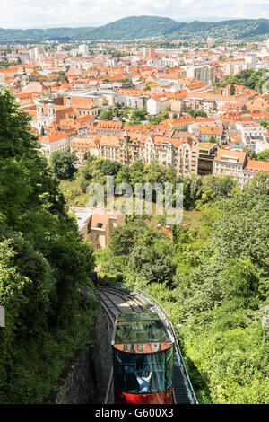 Graz, Austria - 18 Giugno 2016: la funicolare cabinovia mentre andando giù per la collina Schlossberg, castle hill, a Graz, in Austria. Th Foto Stock