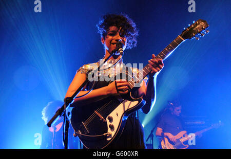 Lianne la Havas in concerto - Londra. Lianne la Havas si esibisce dal vivo presso l'Impero Shepherds Bush la scorsa notte. Foto Stock