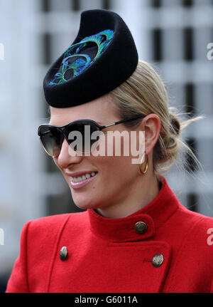 Zara Phillips arriva per il Ladies Day al Cheltenham Festival 2013 all'ippodromo di Cheltenham, Gloucestershire. Foto Stock